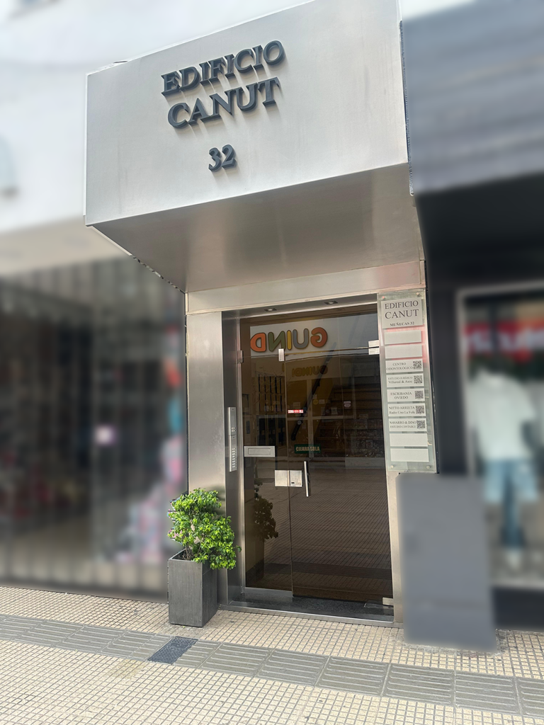 Exterior del Edificio Canut, sito en Muñecas N° 32, San Miguel de Tucumán, Tucumán, Argentina